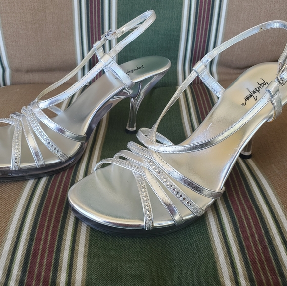 Jacqueline Ferrar Silver Clear Bottom Heels. Size 9. - Picture 4 of 4